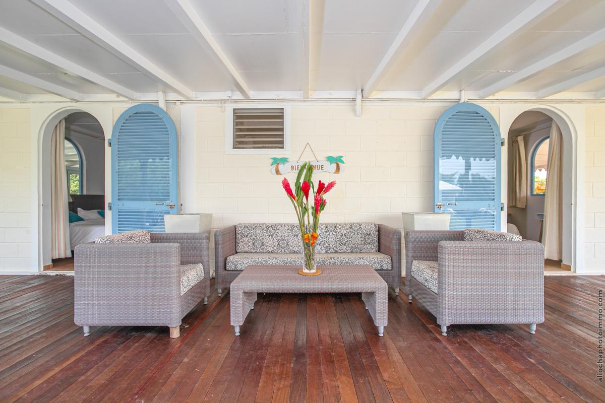 12 Location-villa-Martinique_Terrasse salon extérieur 2